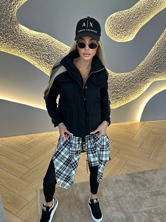 Женская чёрная куртка Loewe