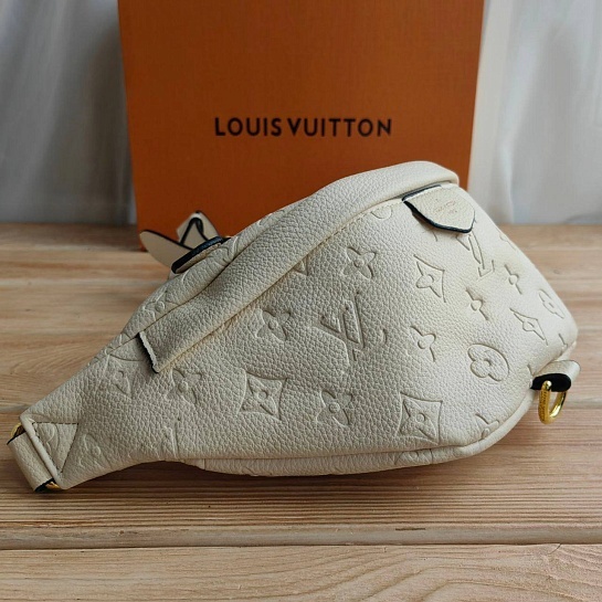 Кожаная сумка на пояс Louis Vuitton Monogram Embossed 28x14 см