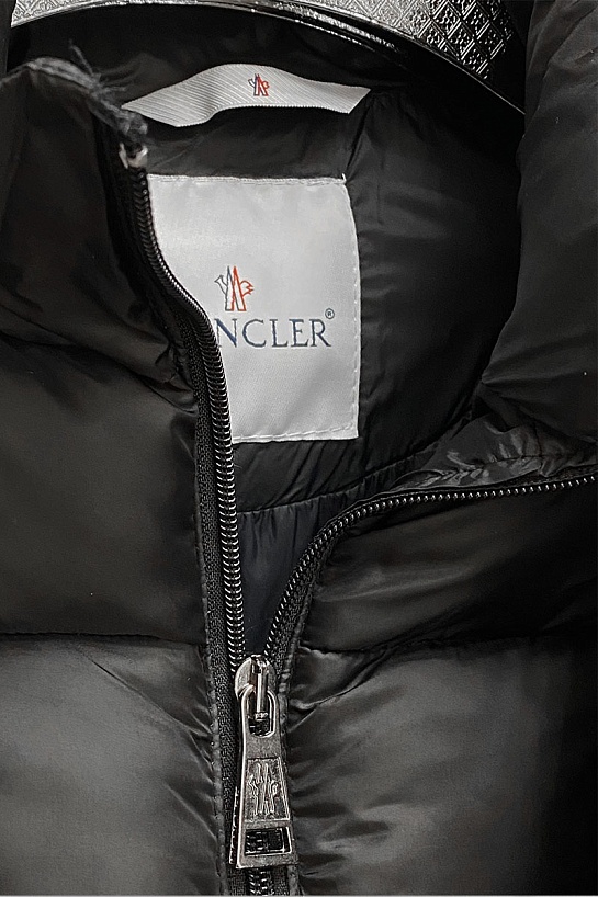 Женская брендовая куртка Moncler чёрного цвета