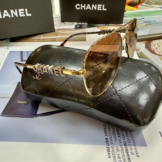 Солнцезащитные очки авиаторы Chanel с коричневыми стеклами в золотой оправе   