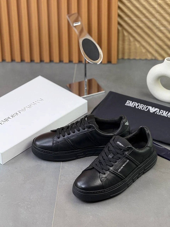 Кожаные кроссовки Emporio Armani чёрного цвета