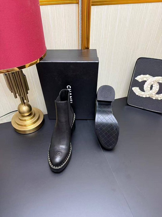 Женские кожаные сапоги Chanel