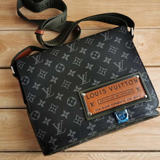 Кожаная сумка-мессенджер Louis Vuitton 26x24 см   