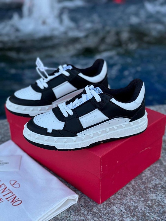 Женские кожаные кроссовки Valentino Freedots - White / Black