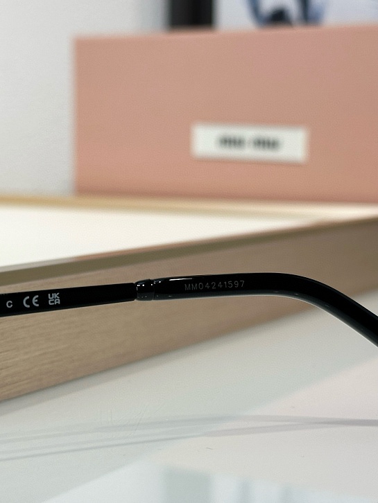 Женские солнцезащитные очки MIU MIU Oval