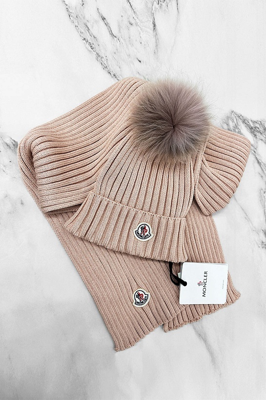 Комплект из шапки и шарфа персикового цвета Moncler logo-patch