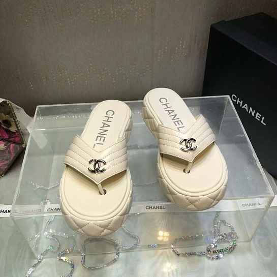 Женские кожаные шлёпанцы Chanel