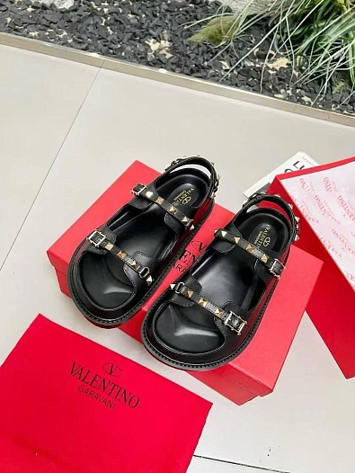 Женские кожаные сандалии Valentino Rockstud   