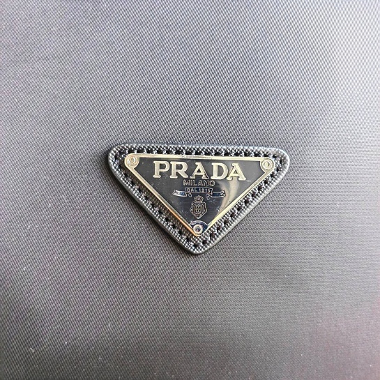 Нейлоновый рюкзак Prada logo-plaque 40x30 см