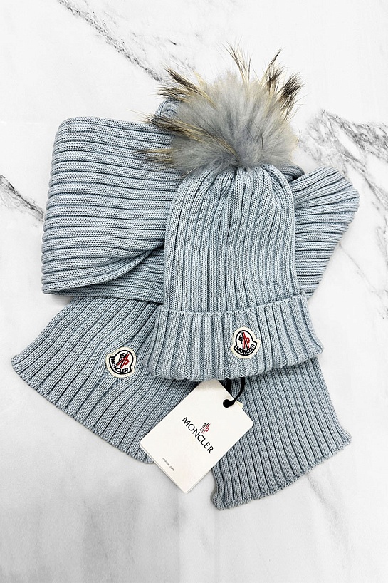 Комплект из шапки и шарфа голубого цвета Moncler logo-patch