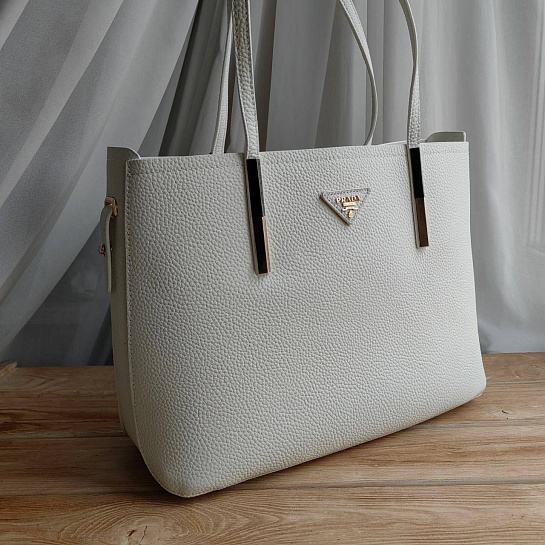 Кожаная сумка Prada белого цвета 36x25 см