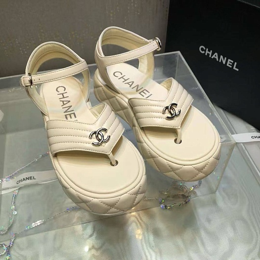 Женские кожаные сандалии белого цвета Chanel   