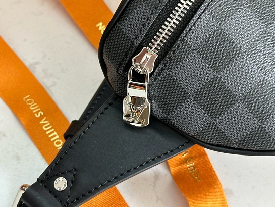 Кожаная сумка на пояс Louis Vuitton Discovery Premium 26x13x7 см