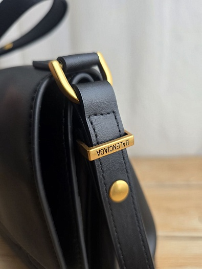 Кожаная сумка Balenciaga 23x20 см   