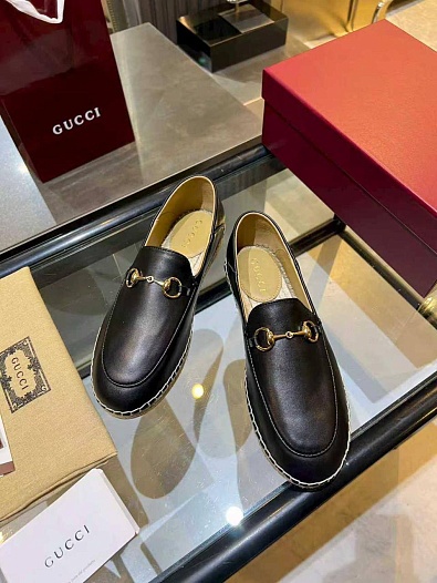 Женские кожаные лоферы Gucci GG Horsebit premium   