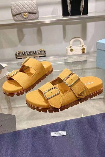 Женские замшевые сандалии Prada   