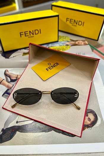Чёрные солнцезащитные очки Fendi   