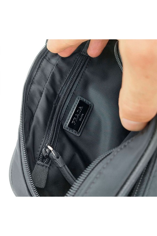 Чёрная сумка на пояс Prada 23x19x9 см