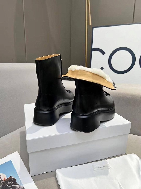 Женские чёрные ботинки с мехом The Row