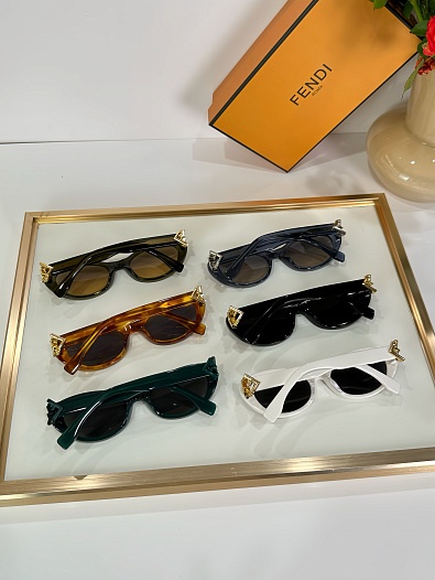 Солнцезащитные очки Fendi   