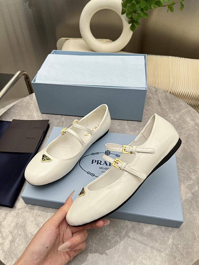 Женские кожаные балетки Prada Naplak белого цвета   