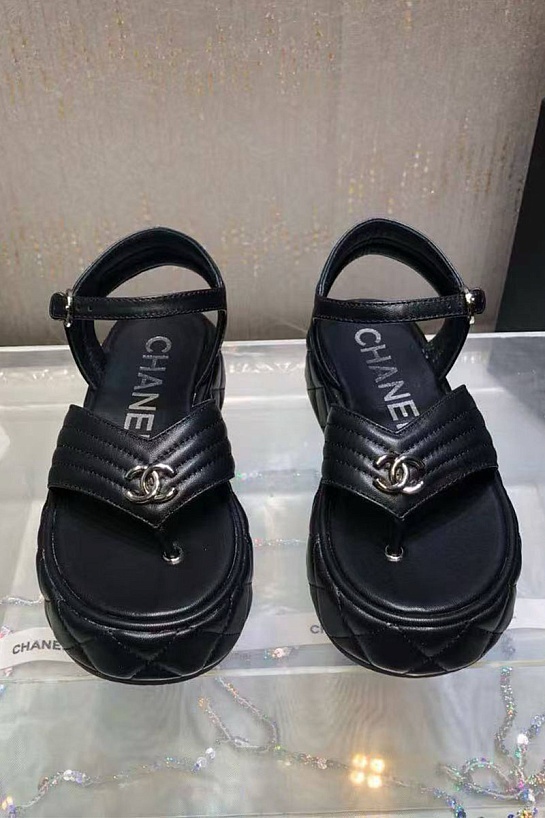 Женские кожаные сандалии чёрного цвета Chanel