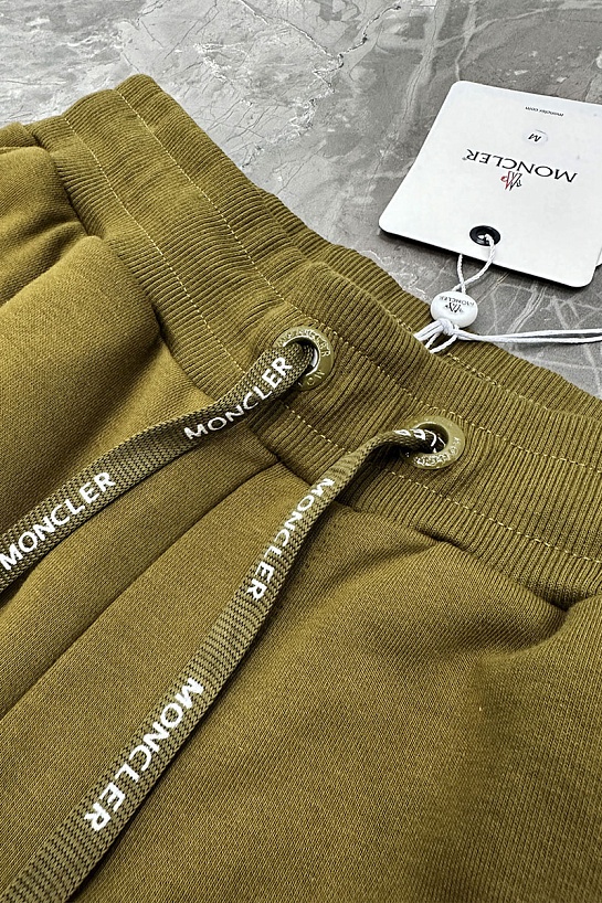 Мужские шорты Moncler зелёного цвета