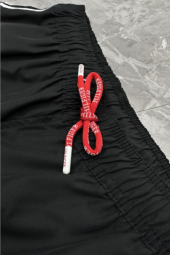 Шорты чёрного цвета Tommy Hilfiger taped logo