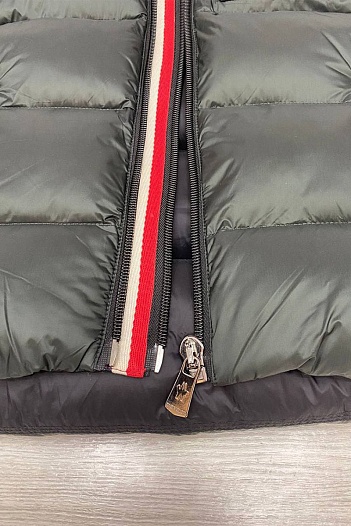 Мужской пуховик Moncler тёмно-зелёного цвета   